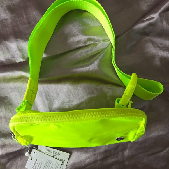 Brand New LULULEMON Neon Green Everywhere Crossbody / Belt Bag with tags (NWT) - Picture 4 of 4